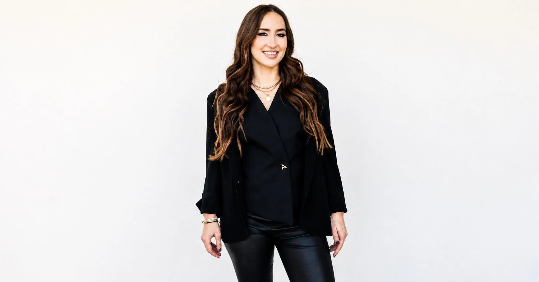 Bizee Partners with Codie Sanchez to Empower Emerging Entrepreneurs